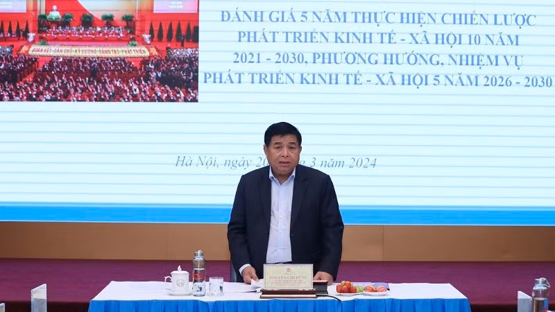 Министр планирования и инвестиций Нгуен Тьи Зунг выступает на заседании. 