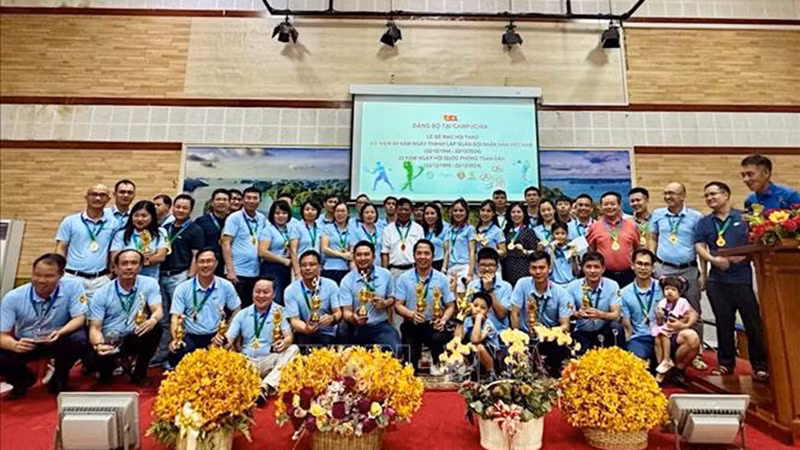 Оргкомитет вручает призы выдающимся отдельным лицам и коллективам на фестивале. Фото: ВИА