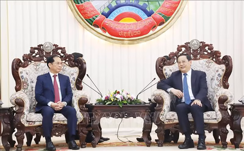 Вице-премьер, Министр иностранных дел Буй Тхань Шон и Премьер-министр Сонесай Сипхандон. Фото: ВИА Вице-премьер, Министр иностранных дел Буй Тхань Шон и Премьер-министр Сонесай Сипхандон. Фото: ВИА