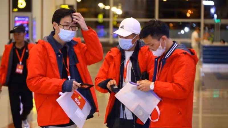 Иллюстрация. Вьетнамские граждане из Мьянмы прибыли в международный аэропорт Нойбай в первой половине дня 5 декабря.