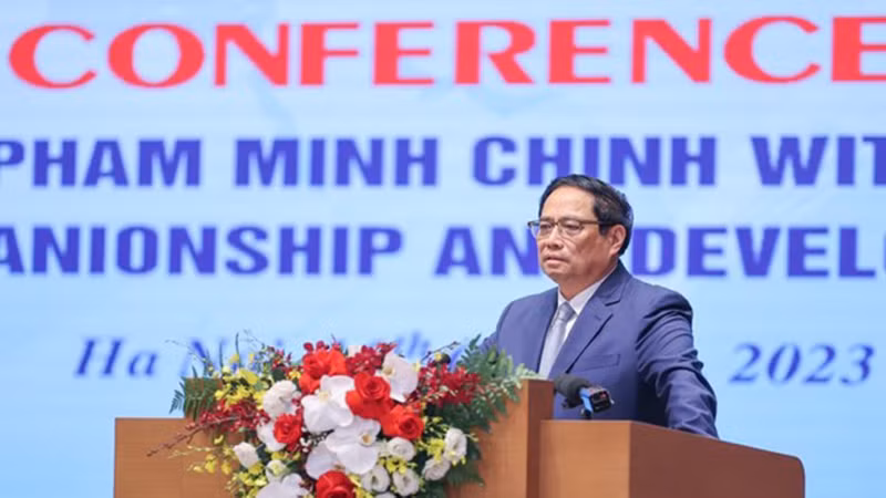 Премьер-министр Фам Минь Тьинь выступает на конференции. Фото: VGP