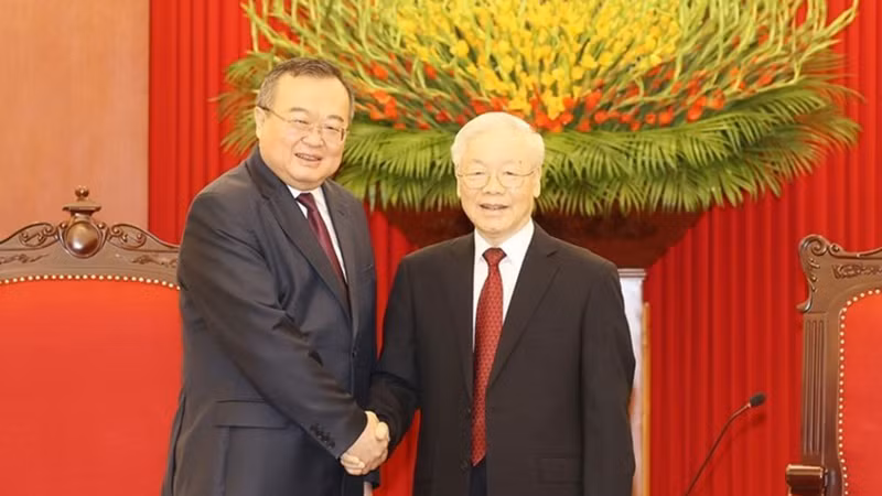Генеральный секретарь ЦК КПВ Нгуен Фу Чонг (справа) и Заведующий Отделом международных связей ЦК КПК Лю Цзяньчао. Фото: ВИА