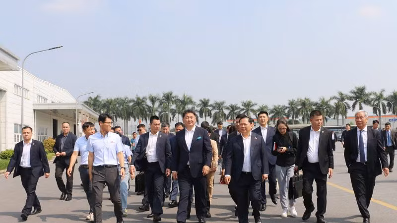 Президент Монголии Ухнаагийн Хурэлсух и рабочая делегация посещают промышленный парк Лыонгшон. 