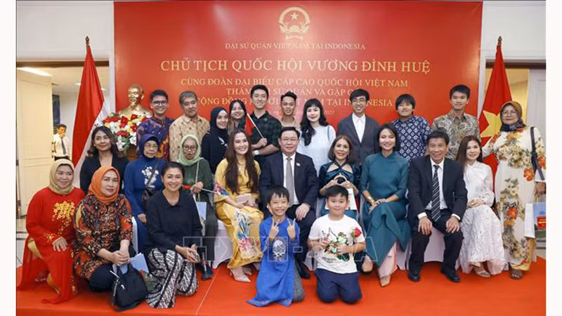 Председатель НС Выонг Динь Хюэ и представители сообщества вьетнамцев в Индонезии фотографируются на память. Фото: ВИА