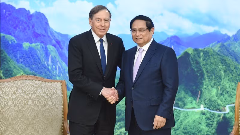 Премьер-министр Фам Минь Тьинь и руководитель фонда KKR. Фото: Чан Хай