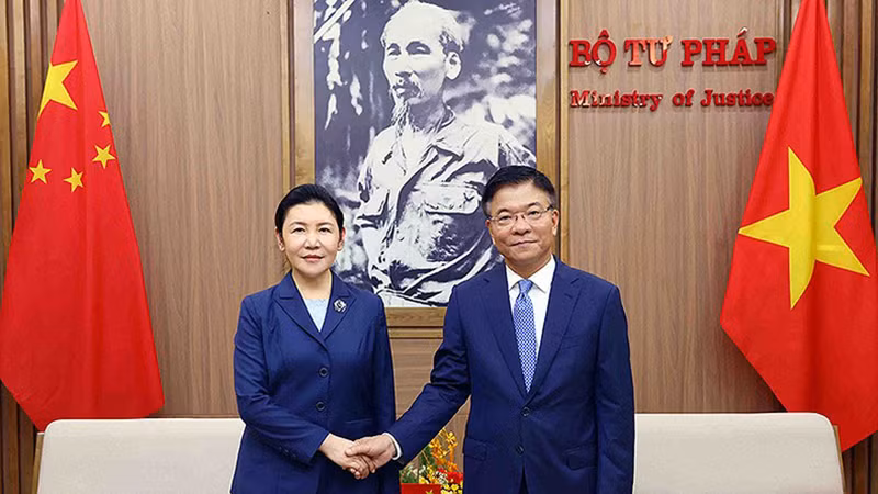 Министр юстиции Вьетнама Ле Тхань Лонг (справа) и Министр юстиции Китая Хэ Жун.