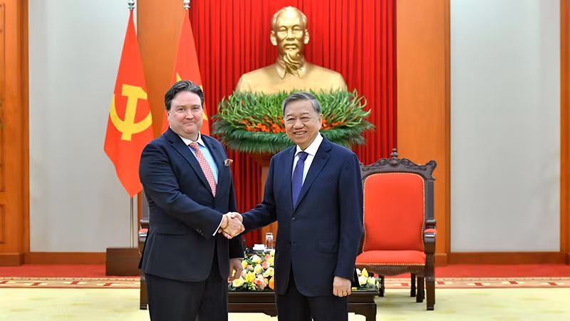 Генеральный секретарь ЦК КПВ То Лам и Посол США во Вьетнаме Марк Э. Кнаппер. Фото: Данг Кхоа 