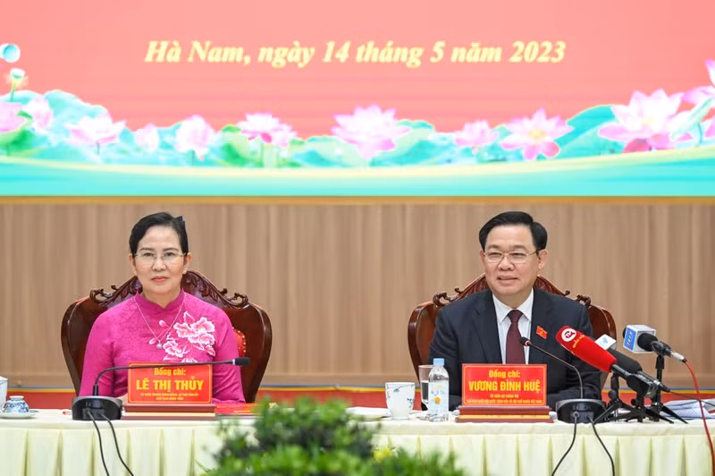 Председатель НС Выонг Динь Хюэ на рабочей встрече. Фото: Зюи Линь