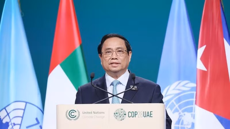 Премьер-министр Фам Минь Тьинь выступает на дискуссии. Фото: ВИА