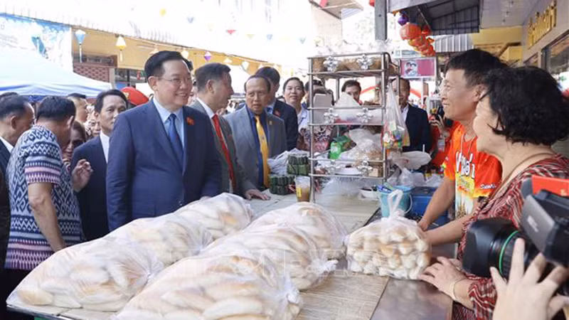 Председатель НС Выонг Динь Хюэ посещает Вьетнамский квартал. Фото: ВИА