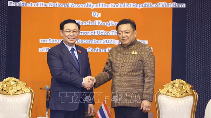 Председатель НС Выонг Динь Хюэ и губернатор провинции Удонтхани Ванчай Конгкасем. Фото: ВИА