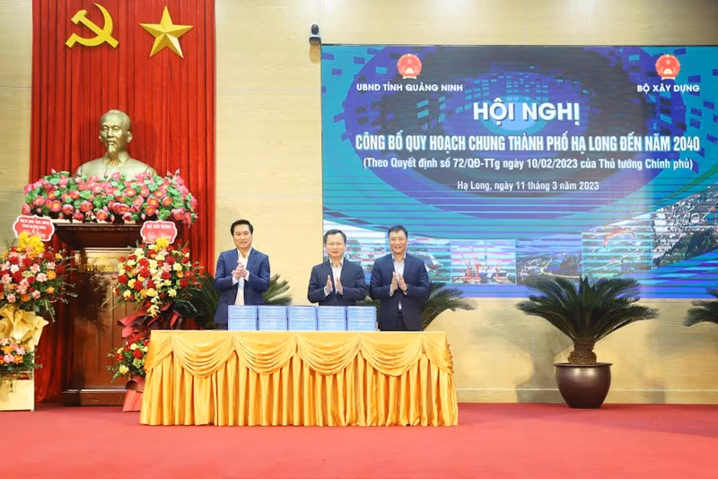 Руководитель Министерства строительства передает документ об общем планировании города Халонг Народному комитету провинции Куангнинь. 