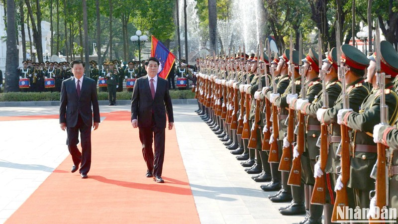 Президент Вьетнама Лыонг Кыонг и Генеральный секретарь ЦК НРПЛ, Президент ЛНДР Тхонглун Сисулит обходят строй почетного караула.