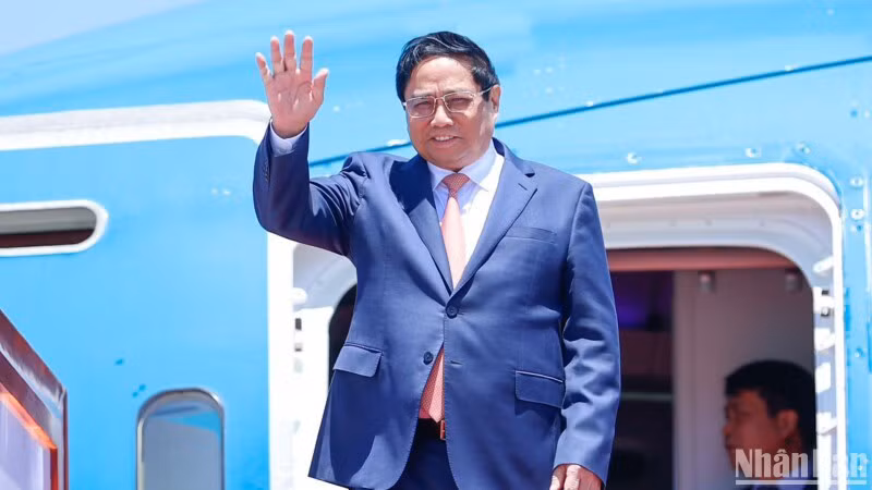 Премьер-министр Фам Минь Тьинь в аэропорту Чжоушуйцзы. 