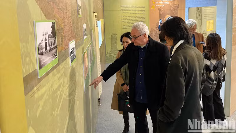 Выставка привлекает внимание не только многочисленных жителей Намдиня, но и иностранных туристов.