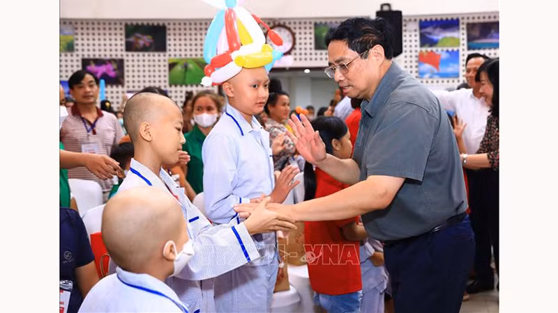 Премьер-министр Фам Минь Тьинь навещает пациентов-детей. Фото: ВИА