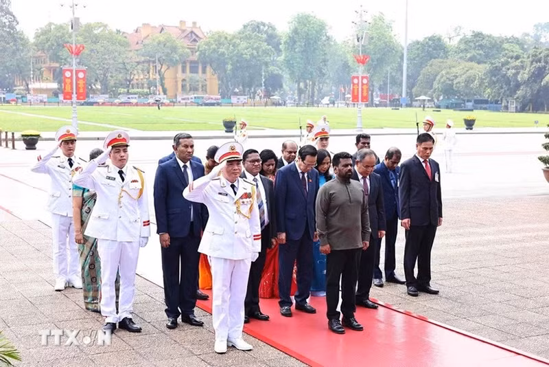 Президент Шри-Ланки посещает Мавзолей Хо Ши Мина. Фото: ВИА