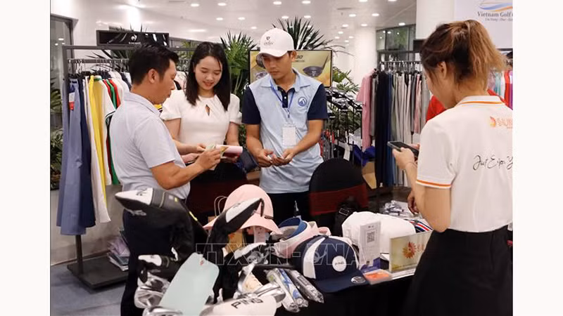 Туристы посещают выставку продуктов гольф-туризма. Фото: ВИА