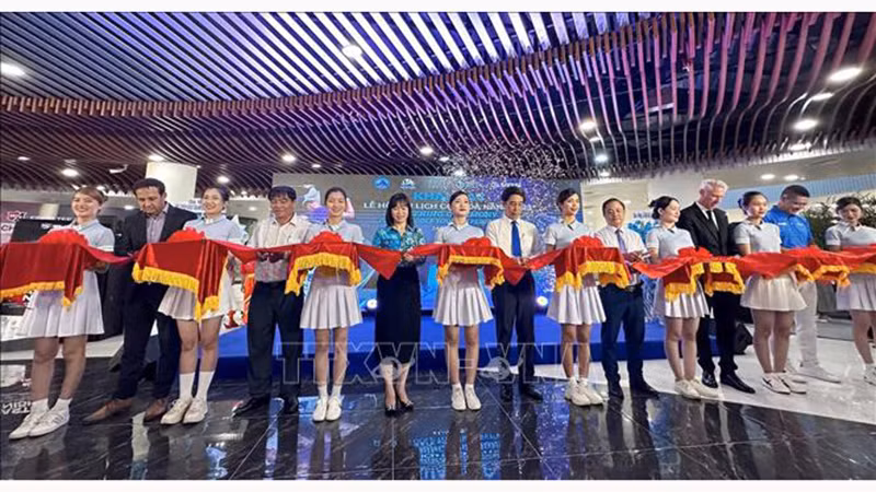 Делегаты разрезают ленту в знак открытия фестиваля. Фото: ВИА