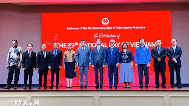 Посол Вьетнама в Малайзии Динь Нгок Линь и послы, поверенные в делах стран фотографируются на память на церемонии. Фото: ВИА