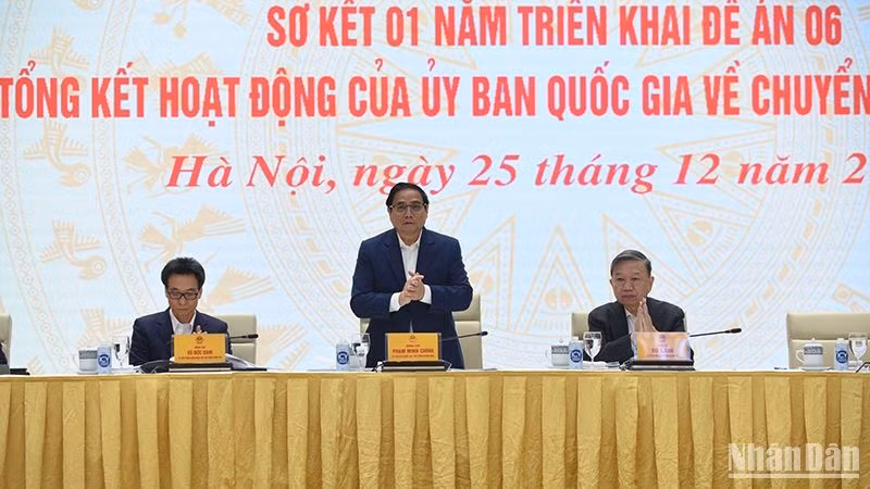 Премьер-министр Фам Минь Тьинь председательствует на конференции. Фото: Чан Хай