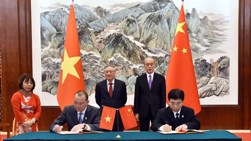 Руководители судебных отраслей двух стран присутствуют на церемонии подписания меморандума о взаимопонимании по сотрудничеству между Гуанси-Чжуанским автономным районом и провинцией Куангнинь. Фото: ВИА