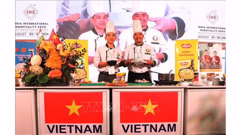 Вьетнамские повара готовят суп «фо» с курицей на фестивале. Фото: ВИА