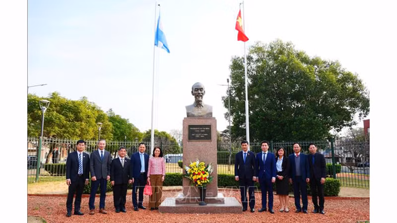 Делегация НС Вьетнама возлагает венок к памятнику Президенту Хо Ши Мину в Буэнос-Айресе. Фото: ВИА