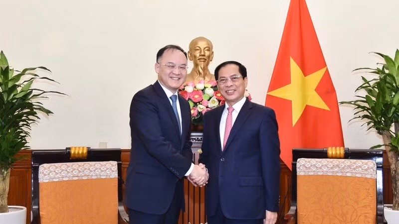 Министр иностранных дел Вьетнама Буй Тхань Шон (справа) и помощник министра иностранных дел Китая Нун Жун. Фото: МИД Вьетнама