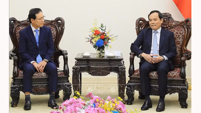 Вице-премьер Чан Лыу Куанг (справа) и генеральный директор комплекса «Samsung Vietnam» Чхве Джу Хо. Фото: ВИА