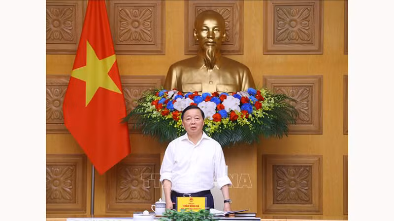 Вице-премьер Чан Хонг Ха выступает на заседании. Фото: ВИА