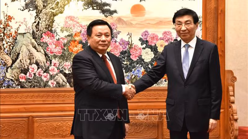 Товарищ Нгуен Суан Тханг и товарищ Ван Хунин. Фото: ВИА