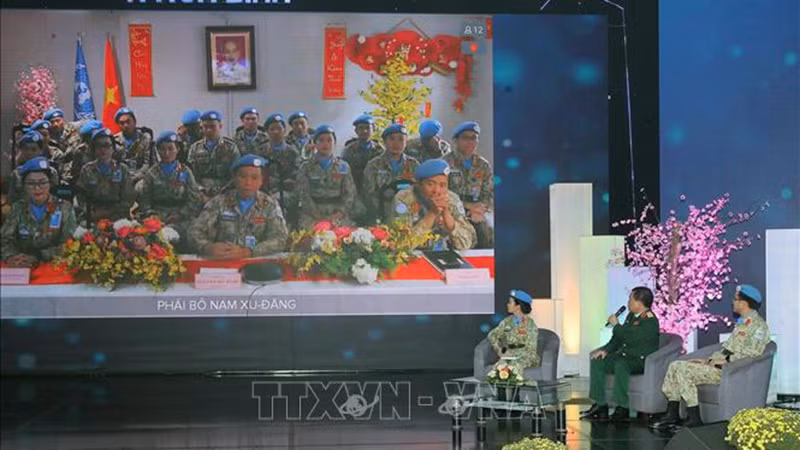 Генерал-полковник Хоанг Суан Тьиен поздравляет с наступающим Тэтом военнослужащих, участвующих в миссиях. Фото: ВИА