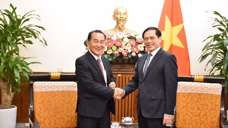 Министр иностранных дел Буй Тхань Шон (справа) и Замминистра иностранных дел Лаоса Тинг Суксан. Фото: dangcongsan.vn