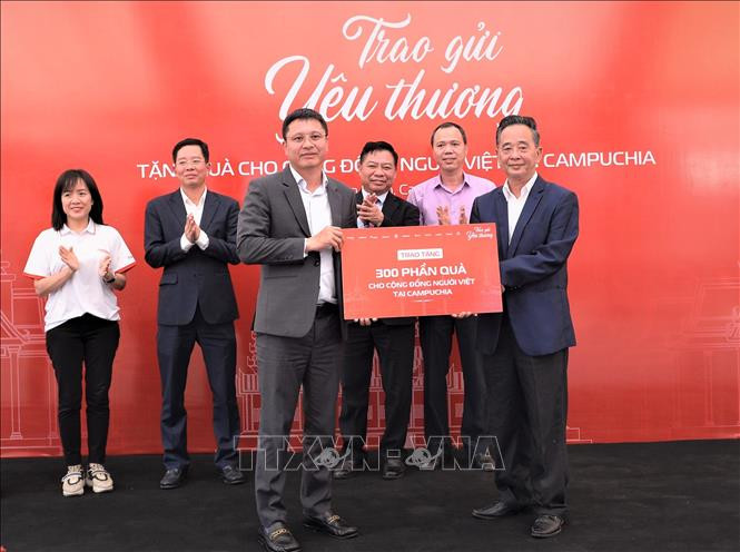 Представитель Viettel Global Као Мань Дык символически вручает 300 подарков председателю Кхмерско-вьетнамского общества. Фото: ВИА 