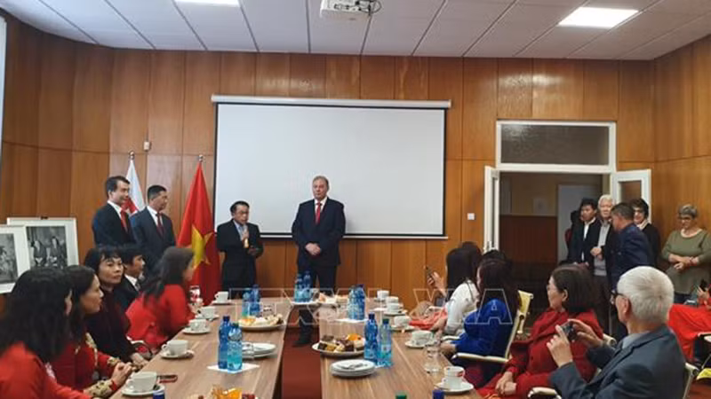 Церемония празднования 133-летия со дня рождения Президента Хо Ши Мина в мэрии городка Хорн-Салиби. Фото: ВИА Церемония празднования 133-летия со дня рождения Президента Хо Ши Мина в мэрии городка Хорн-Салиби. Фото: ВИА