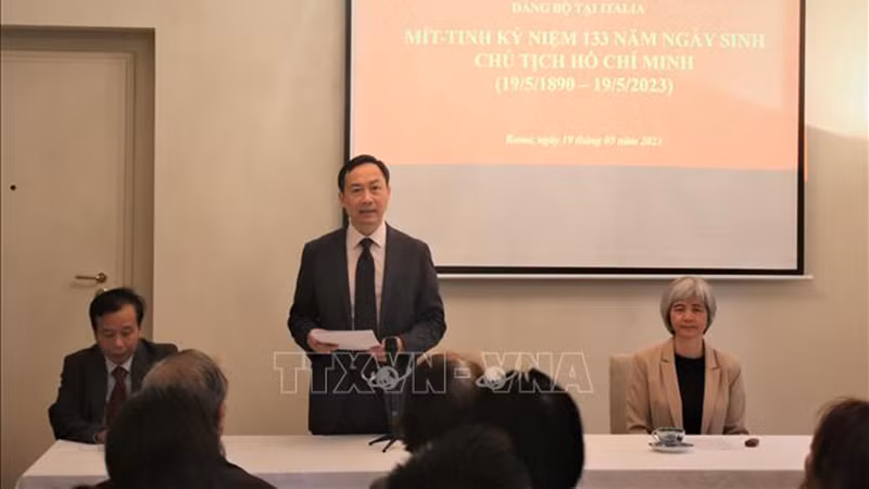 Посол Вьетнама в Италии Зыонг Хай Хынг выступает на церемонии празднования 133-летия со дня рождения Президента Хо Ши Мина. Фото: ВИА Посол Вьетнама в Италии Зыонг Хай Хынг выступает на церемонии празднования 133-летия со дня рождения Президента Хо Ши Мина. Фото: ВИА