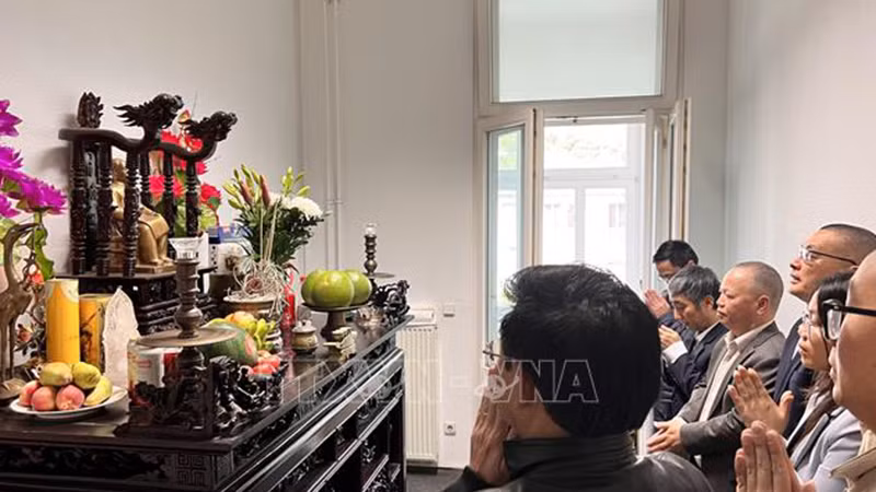 Делегаты выражают уважение и благодарность Президенту Хо Ши Мину. Фото: ВИА Делегаты выражают уважение и благодарность Президенту Хо Ши Мину. Фото: ВИА