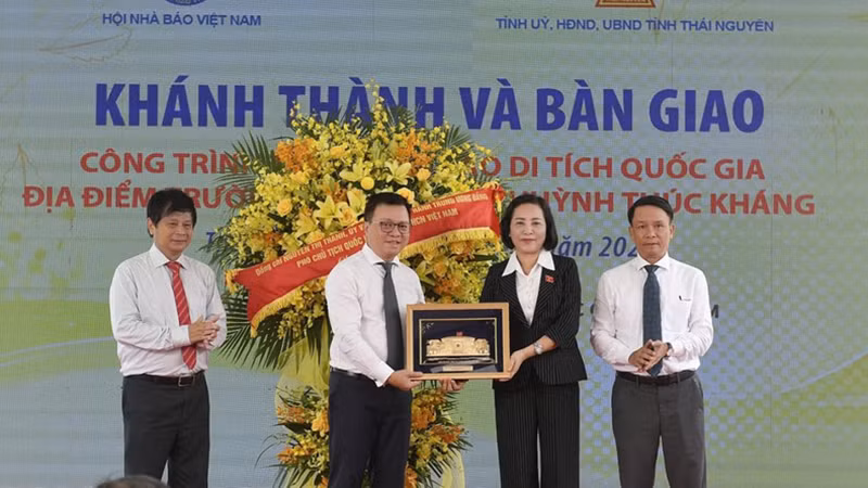 Зампредседателя НС Нгуен Тхи Тхань вручает подарок СЖВ.