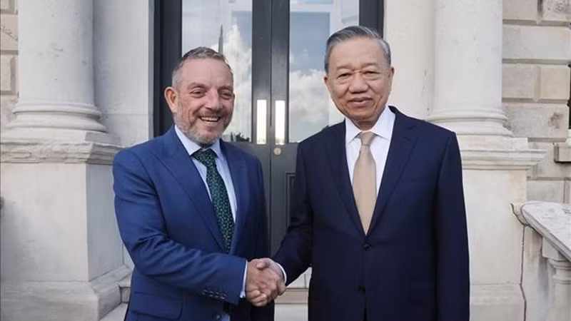 Генеральный секретарь ЦК КПВ, Президент То Лам и Председатель Сената Ирландии Джерри Баттимер. Фото: ВИА