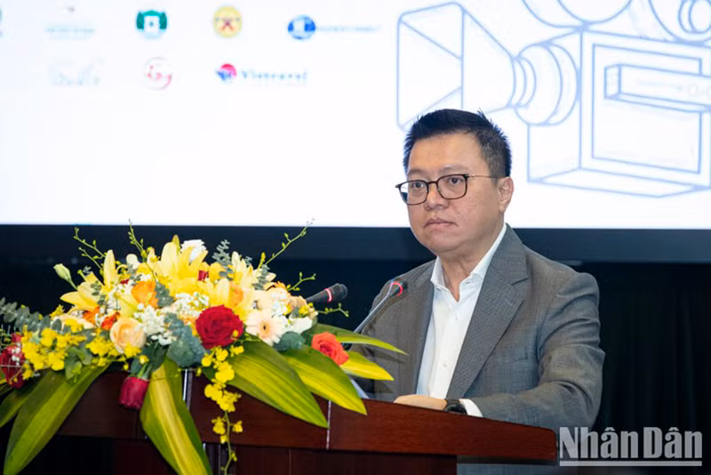 Главный редактор газеты «Нянзан» Ле Куок Минь выступает на беседе. Главный редактор газеты «Нянзан» Ле Куок Минь выступает на беседе.