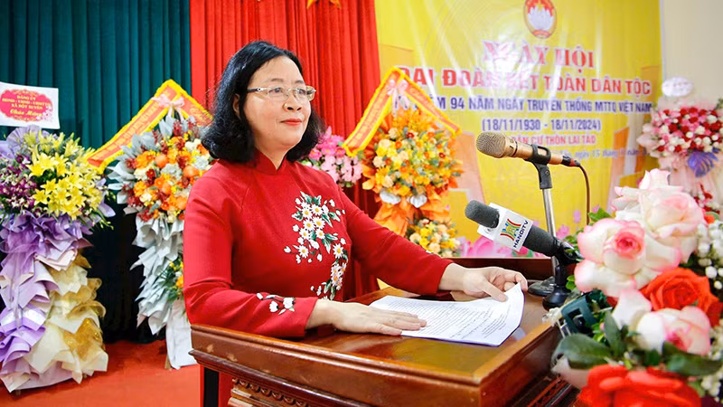 Товарищ Буй Тхи Минь Хоай выступает на мероприятии. Фото: hanoimoi.vn