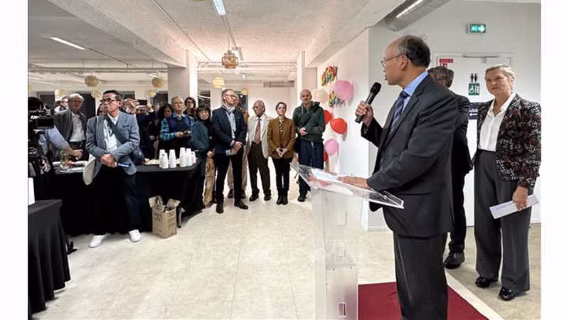 Посол Вьетнама во Франции Динь Тоан Тханг выступает на церемонии. Фото: ВИА