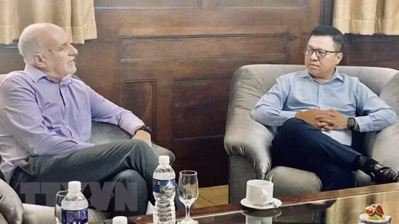 Главный редактор Ле Куок Минь и Председатель Союза журналистов Кубы Рикардо Ронкильо Белло. Фото: ВИА