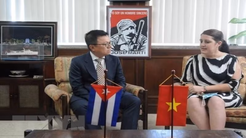 Главный редактор газеты «Нянзан» Ле Куок Минь и Главный редактор газеты «Гранма» Яйлин Орта Ривера. Фото: ВИА