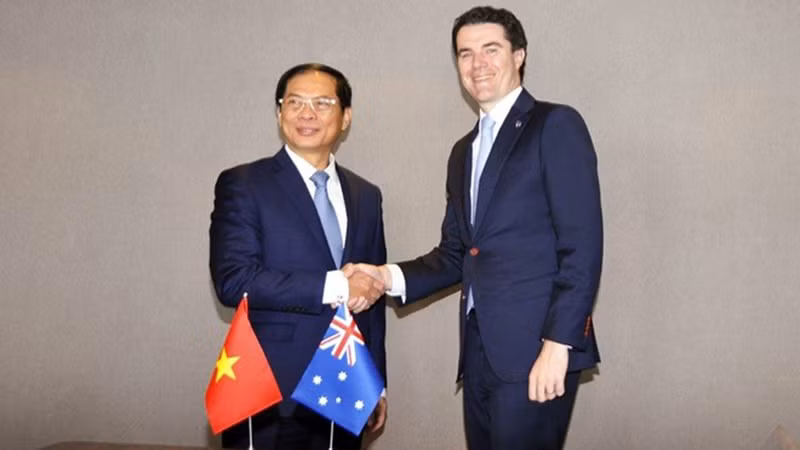 Министр иностранных дел Буй Тхань Шон (слева) и Министр иностранных дел Австралии Тим Уоттс. Фото: baoquocte.vn