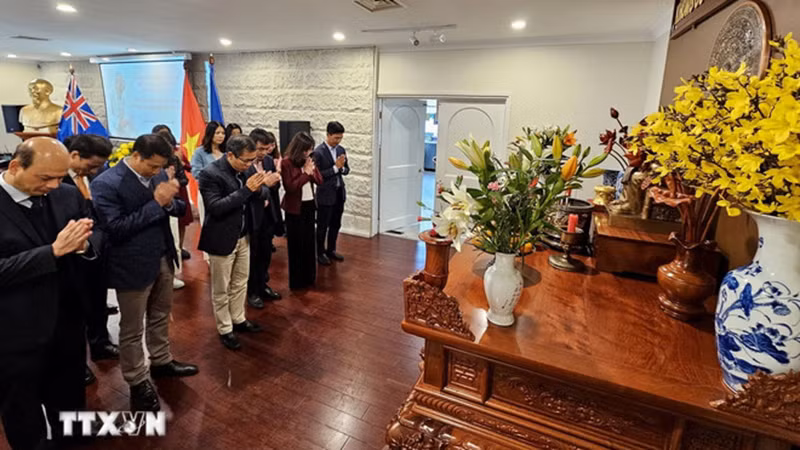 Сотрудники Посольства Вьетнама в Австралии и приглашённые делегаты воскуряют благовония в память о Президенте Хо Ши Мине. Фото: ВИА