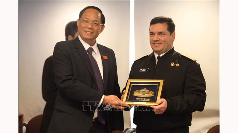 Заместитель Председателя НС Чан Куанг Фыонг вручает подарок контр-адмиралу ВМС Карлосу Фредесу Монсалвесу. Фото: ВИА