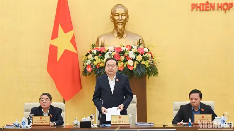 Председатель НС Чан Тхань Ман выступает на заседании. Фото: Зюи Линь