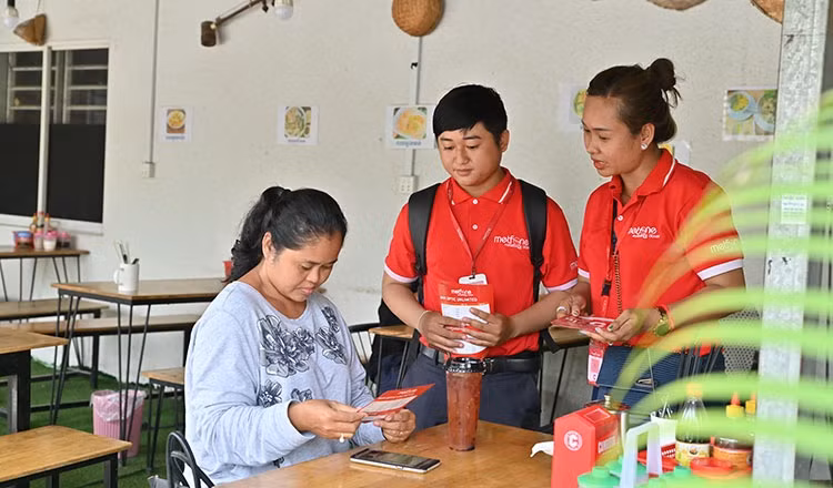 Работники компании «Metfone» консультируют клиента. Фото: Khmer Times
